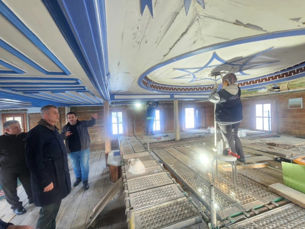 Gölcük’teki 145 Yıllık Çivisiz Camide Restorasyon Sürüyor