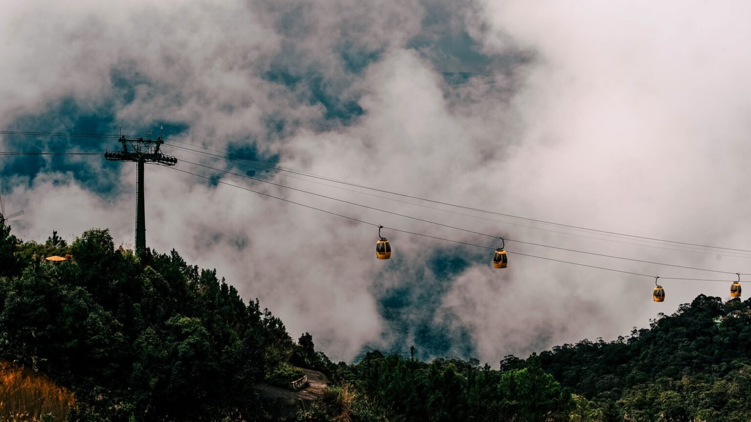 Teleferik kabinleri dağlık bir manzarada (temsili)