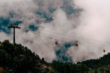 Teleferik kabinleri dağlık bir manzarada (temsili)